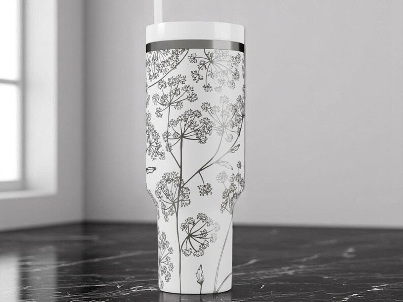 Stanley drinkbeker met bloemenmotief (Queen Anne's Lace) – Gegraveerde bloemige beker van 1,2 liter (40 oz), verfijnd botanisch drinkgerei, gepersonaliseerd tuincadeau met handvat. afbeelding 8