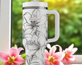Copo Stanley gravado com desenho floral de lírio, disponível nos tamanhos 14oz, 20oz, 30oz e 40oz.