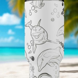 Dolfijn Stanley drinkbeker – 1,2 liter, gegraveerde oceaanbeker met koraalrif, reismok met zeedierenmotief, schattig cadeau met zeedieren voor strandliefhebbers afbeelding 6