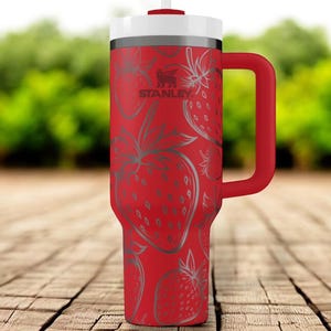 Erdbeerbecher mit Strohhalm – Gravierter Stanley Cup, 30 oz (ca. 890 ml) oder 40 oz (ca. 1190 ml), personalisierter Fruchtbecher als Geschenk für sie, süßer Sommerbecher mit Namen Bild 1