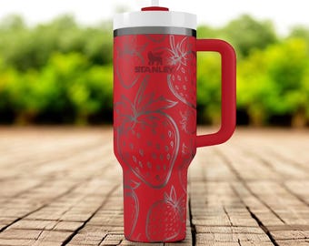 Jordgubbsmugg med sugrör – Graverad Stanley Cup 90 cl 110 cl, Anpassad fruktmugg, Present till henne, Söt sommarmugg med namn