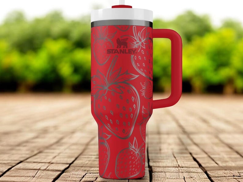 Erdbeerbecher mit Strohhalm – Gravierter Stanley Cup, 30 oz (ca. 890 ml) oder 40 oz (ca. 1190 ml), personalisierter Fruchtbecher als Geschenk für sie, süßer Sommerbecher mit Namen Bild 1