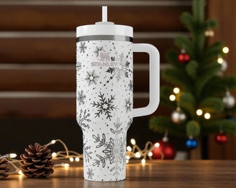 Gravierter Stanley-Becher mit kräftiger Schneeflocke – Winter-Tasse mit Lasergravur, Weihnachtsgeschenk für Sie, personalisierter Weihnachtsbecher 14oz 20oz 30oz 40oz