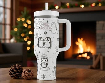 Gravierter Stanley-Becher mit Pinguinen – Süßer Winterbecher mit Lasergravur, Weihnachtsgeschenk für Sie, personalisierter Weihnachtsbecher 14oz 20oz 30oz 40oz