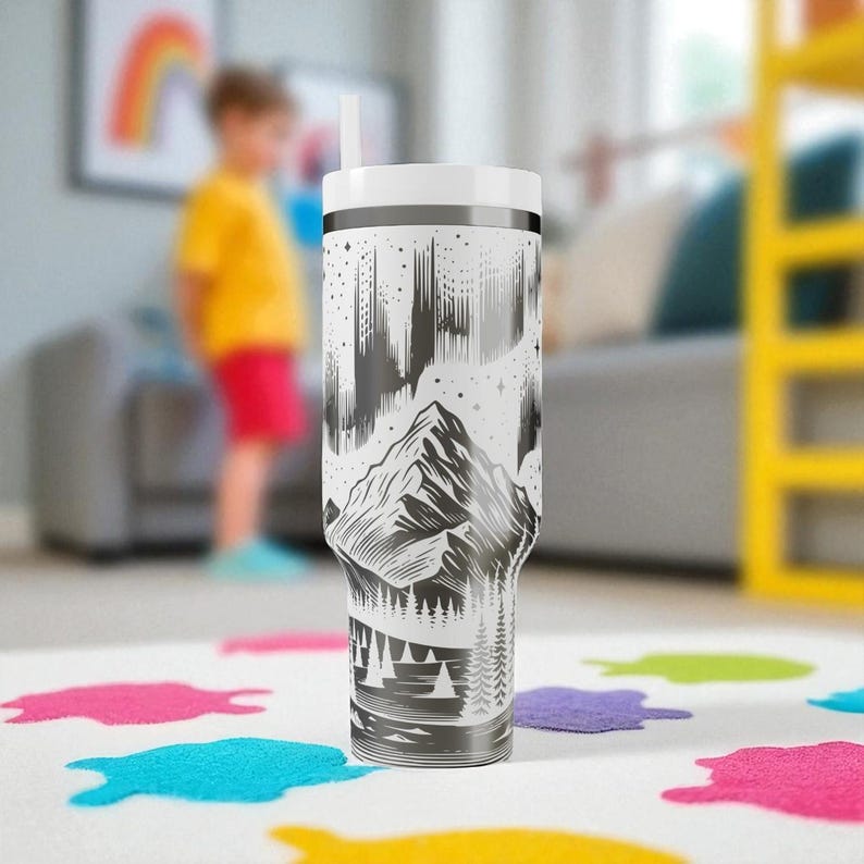 Vaso térmico Northern Lights Stanley – Taza grabada con montañas y bosques – Regalo personalizado para aventureros – 14 oz, 20 oz, 30 oz, 40 oz imagen 7
