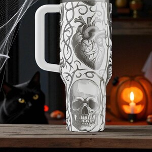 Vaso Stanley con diseño de calaveras y corazones – Taza gótica grabada – Regalo personalizado – 14 oz, 20 oz, 30 oz, 40 oz imagen 6