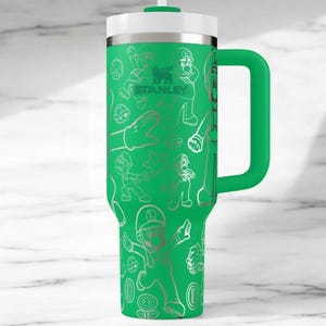 Retro Pixel Hero Tumbler – Green Arcade Cup with Handle, Gamer Gift for Him, 8-Bit Adventure Travel Mug
