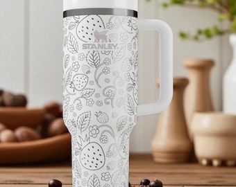 Erdbeer-Stanley-Becher – Gravierter 1,2-Liter-Fruchtbecher mit Henkel und Strohhalm – Niedliches personalisiertes Geschenk für sie, Sommergetränke und Beerenliebhaber