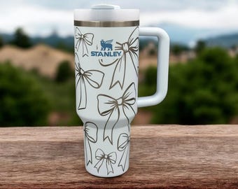 Schleifenbecher – Niedlicher Edelstahlbecher mit Henkel, verspieltes Trinkgefäß im femininen Stil, kokettes Geschenk für Sie