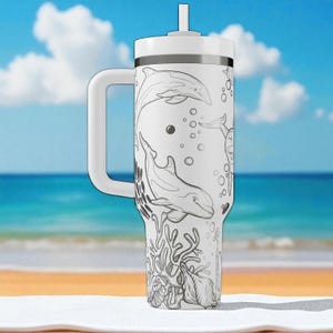 Dolfijn Stanley drinkbeker – 1,2 liter, gegraveerde oceaanbeker met koraalrif, reismok met zeedierenmotief, schattig cadeau met zeedieren voor strandliefhebbers afbeelding 8