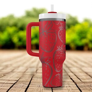 Erdbeerbecher mit Strohhalm – Gravierter Stanley Cup, 30 oz (ca. 890 ml) oder 40 oz (ca. 1190 ml), personalisierter Fruchtbecher als Geschenk für sie, süßer Sommerbecher mit Namen Bild 9