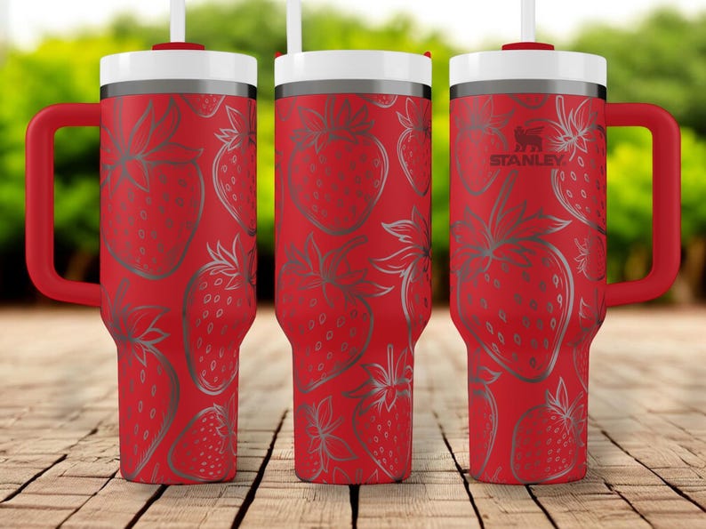 Erdbeerbecher mit Strohhalm – Gravierter Stanley Cup, 30 oz (ca. 890 ml) oder 40 oz (ca. 1190 ml), personalisierter Fruchtbecher als Geschenk für sie, süßer Sommerbecher mit Namen Bild 2