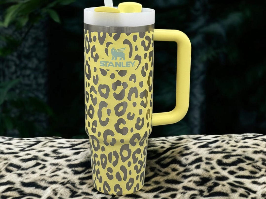 スタンレーのヒョウ柄タンブラー（ハンドル付き） – スタイリッシュな