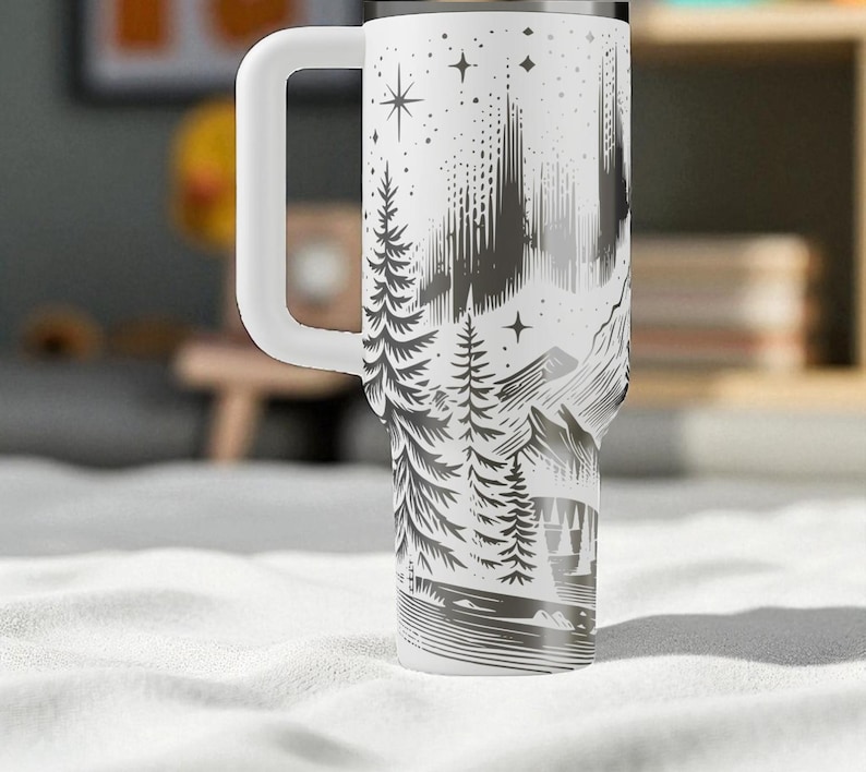 Vaso térmico Northern Lights Stanley – Taza grabada con montañas y bosques – Regalo personalizado para aventureros – 14 oz, 20 oz, 30 oz, 40 oz imagen 5