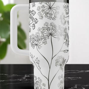 Stanley drinkbeker met bloemenmotief (Queen Anne's Lace) – Gegraveerde bloemige beker van 1,2 liter (40 oz), verfijnd botanisch drinkgerei, gepersonaliseerd tuincadeau met handvat. afbeelding 6