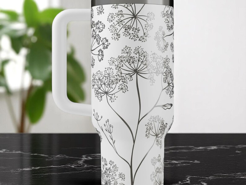 Stanley drinkbeker met bloemenmotief (Queen Anne's Lace) – Gegraveerde bloemige beker van 1,2 liter (40 oz), verfijnd botanisch drinkgerei, gepersonaliseerd tuincadeau met handvat. afbeelding 6