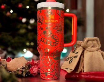 Gravierter roter Stanley-Weihnachtsbecher | Graviertes Weihnachtsgeschenk | Weihnachtsbecher | Lasergravierter Becher | Geschenk für Sie oder Ihn