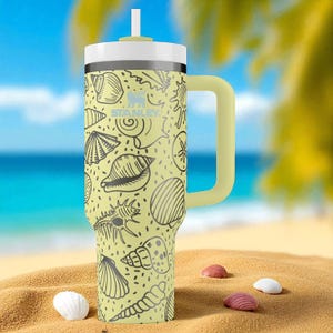 Stanley drinkbeker met schelpmotief – Gegraveerde oceaanbeker van 1,2 liter met handvat en rietje – Strandcadeau voor zomerse vibes en liefhebbers van het onderwaterleven afbeelding 1