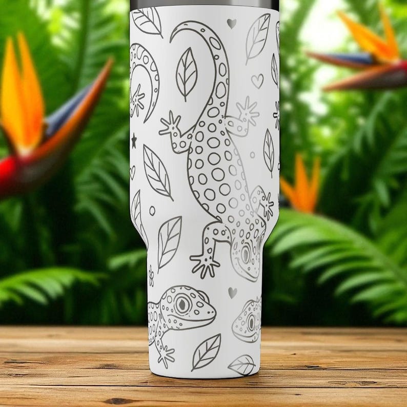 Stanley drinkbeker met gegraveerde gekko – Leuk ontwerp met hagedis en reptiel – Verkrijgbaar in 473 ml, 611 ml, 881 ml en 1,2 liter. Een perfect cadeau voor liefhebbers van reptielen en amfibieën. afbeelding 6