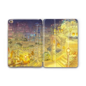Peut inclure: Étui de tablette ouvert avec une illustration détaillée d'une ville la nuit. L'œuvre représente des bâtiments avec des fenêtres éclairées, des lampadaires et un ciel étoilé. La palette de couleurs comprend des nuances de jaune, d'orange et de violet.