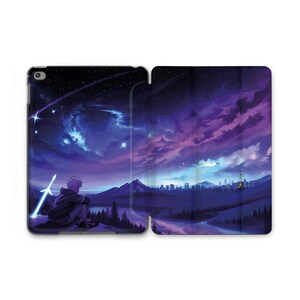 Puede incluir: Una funda para iPad con una ilustración de un cielo estrellado, una figura silueteada y una espada brillante. El diseño utiliza tonos de morado y azul, con un horizonte urbano. La funda se abre para revelar el mismo diseño.