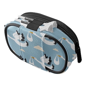 Riñonera de golf Whimsical Sky - Estampado de dibujos animados azules con diseño de pájaros voladores