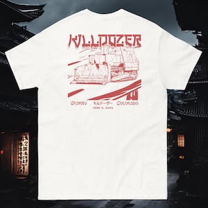 Może przedstawiać: Biała koszulka z czerwoną grafiką spychacza i napisem "KILLDOZER" powyżej. Poniżej grafiki spychacza znajdują się słowa "Granby", "Colorado" i "June 4, 2004".