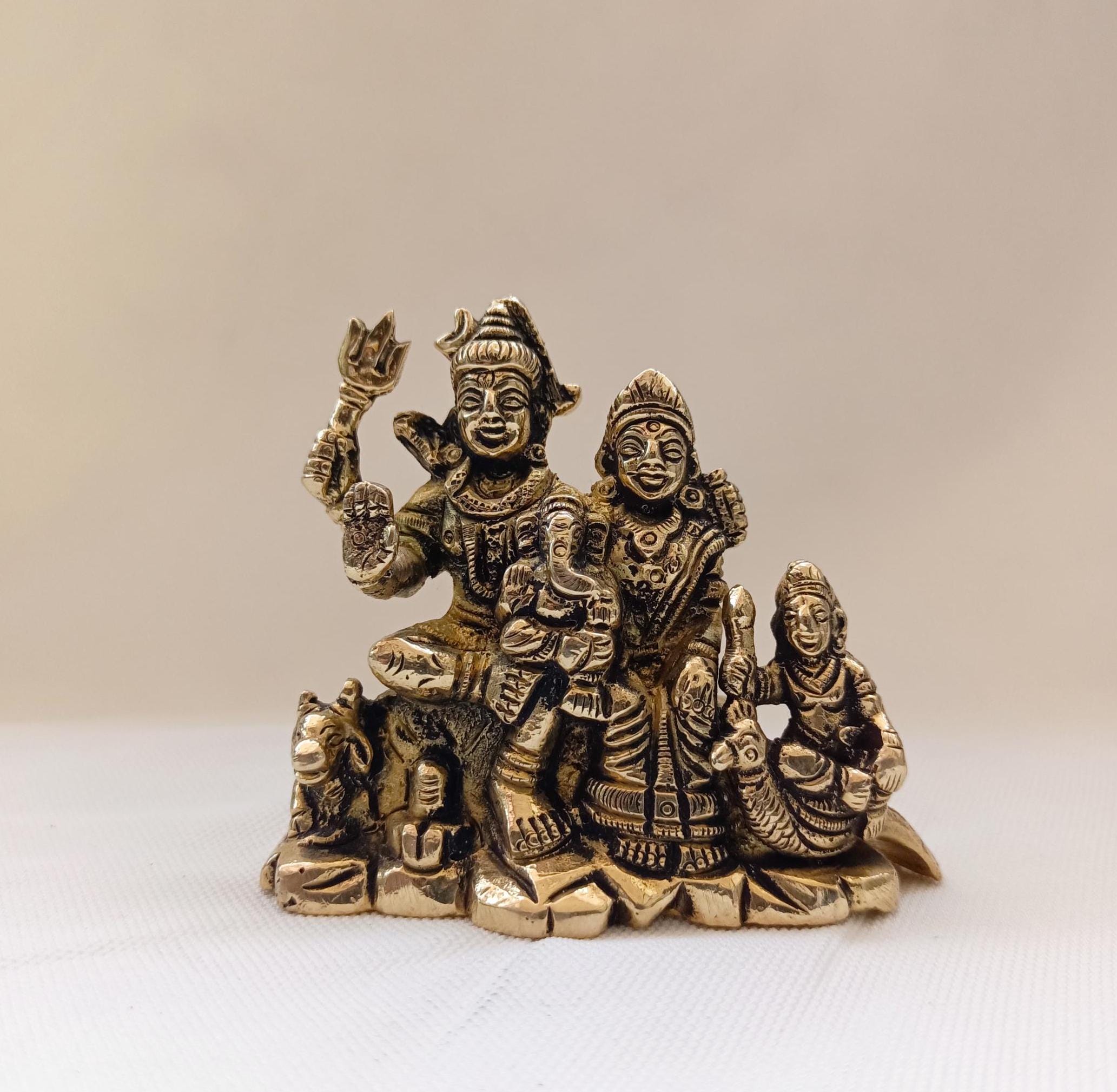 シヴァ神の像 シヴァ神の家族の偶像 シヴァ、パールヴァティ