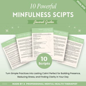 Könnte beinhalten: Ein Werbebild für Achtsamkeitsskripte. Das Bild zeigt mehrere offene Journal-Guides mit Text, die auf einem hellgrünen Hintergrund angeordnet sind. Der Text lautet "10 Powerful Mindfulness Scripts" und "Journal Guides". Das Bild enthält auch den Text "Turn Simple Practices into Lasting Calm!" und "Made by a Professional Mental Health Therapist".