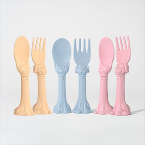 Spoon la la Made in USA - Juego de regalo de utensilios para niños pequeños - Paquete de 6 (3 cucharas y 3 tenedores para niños) - Mangos de perro y gato en 3D, sin BPA, apto para lavavajillas