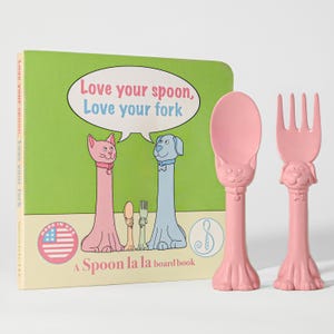 Spoon la la - Juego de regalo de utensilios para niños pequeños (paquete de 2) y libro de cartón, fabricado en EE. UU., cuchara y tenedor para niños, mangos de gato y perro en 3D, apto para lavavajillas, sin BPA