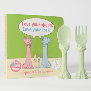 Juego de regalo de utensilios para niños pequeños (paquete de 2) y libro de cartón: cuchara y tenedor para niños, mangos de perro y gato en 3D, aptos para lavavajillas, sin BPA, fabricados en EE. UU. - Spoon la la