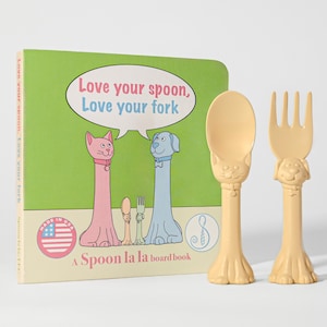 Hecho en EE. UU. - Juego de regalo de utensilios para niños pequeños Spoon la la (paquete de 2) y libro de cartón - Cuchara y tenedor para niños, mangos de gato y perro en 3D, apto para lavavajillas, sin BPA