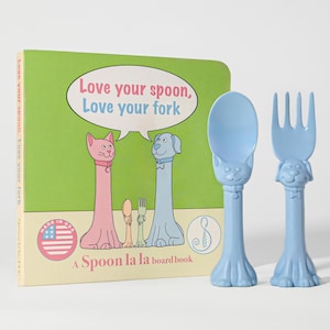 Spoon la la - Juego de regalo de utensilios para niños pequeños (paquete de 2) y libro de cartón, fabricado en EE. UU., cuchara y tenedor para niños, mangos de gato y perro en 3D, apto para lavavajillas, sin BPA