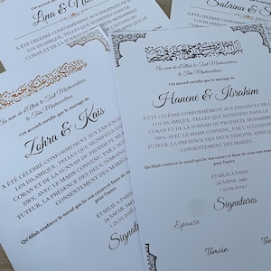 以下が含まれることがあります： 結婚式の式典を発表する白いカードで、黒い文字が書かれています。カードには、カップルである「Lina & Noham」の名前と、式典の日付である「21.02.2018」が記載されています。カードには、アラビア文字で「Au nom de d'Allah le Tout Miséricordieux, le Très Miséricordieux」というフレーズも記載されています。