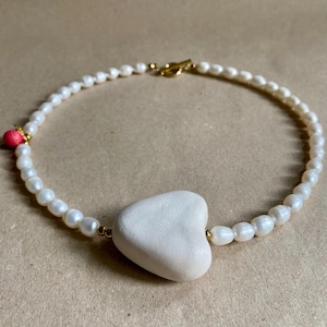 Pearl Necklace with Ceramic Heart | Real Freshwater Pearls & White Ceramic Pendant | Gold Clasp – Handmade Romantic Jewelry Gift