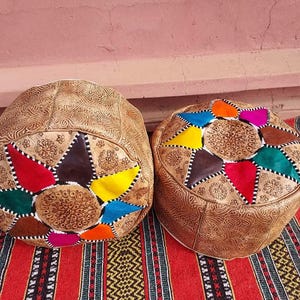 Op de afbeelding: Een set van drie keramische nestkommen in verschillende maten. De kommen hebben een gespikkelde, matte afwerking in crème, lichtgrijs en donkergrijs. Elke kom is afgerond met een licht uitlopende rand.