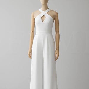 Witte bruiloftsjumpsuit: jumpsuit met wijde pijpen met keyhole-hals, bruidsjumpsuit, burgerlijke ceremoniejurk