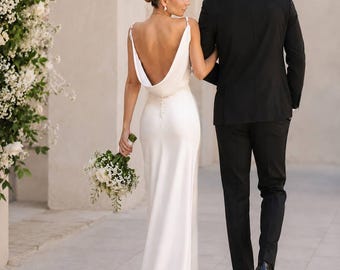 Vestido de novia minimalista color marfil con espalda baja drapeada, vestido de novia de satén para recepción o ceremonia civil.