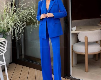 Completo pantalone in crepe blu reale: blazer doppiopetto da donna, pantaloni a vita alta