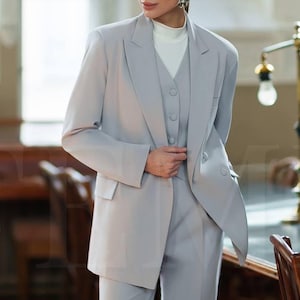 Costume trois pièces gris clair pour femme - Blazer, gilet et pantalons| Tenue de bureau élégante | Ensemble formel sur mesure pour affaires, tailleur-pantalon gris pour femme