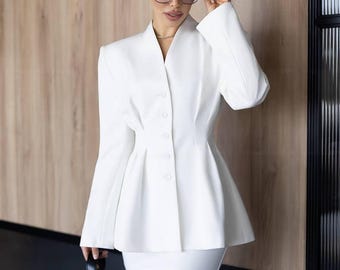 Conjunto estruturado de blazer e minissaia em crepe branco para festa de casamento