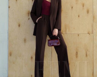 Completo classico da lavoro color cioccolato con blazer a un bottone e pantaloni dritti per donne alte, ideale per riunioni in ufficio e serate