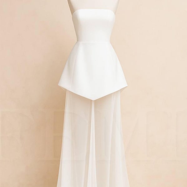Vestido de novia blanco sin tirantes con corsé, falda estructurada y transparencias: vestido de novia minimalista para ceremonia civil o novia moderna.