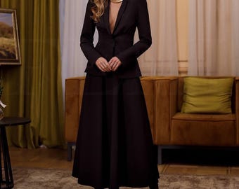 Elegant zwart rokkostuum: getailleerde blazer met vloeiende rok voor zakelijke outfit voor formele evenementen