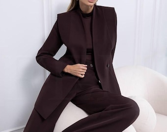 Elegante completo da donna color cioccolato: blazer e pantaloni a gamba larga