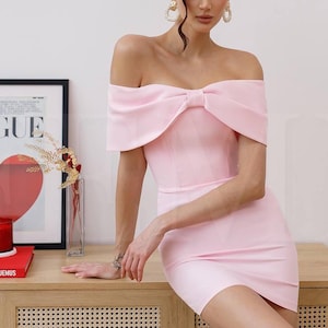 Mini abito corsetto rosa, abito da invitata a nozze, mini abito da donna con spalle scoperte e dettagli fiocco, abito da sposa civile, abito rosa da ballo
