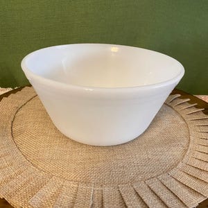 Vintage Federal Glass 1 qt mixing bowl in milk glass white.