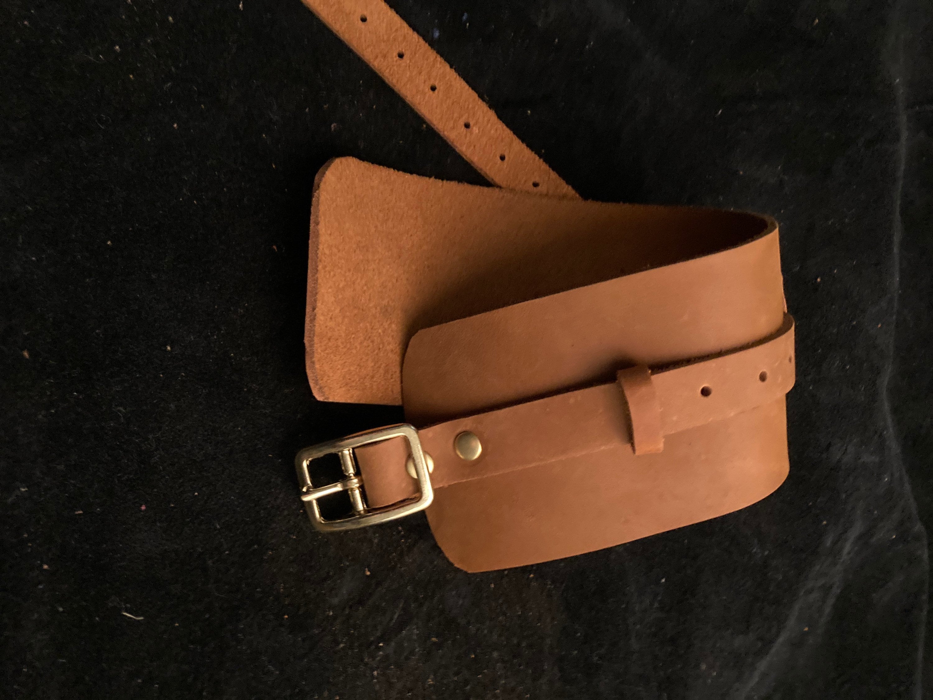 Yarn keeper, yarn holder container, yarn buckler buckle leather yarn