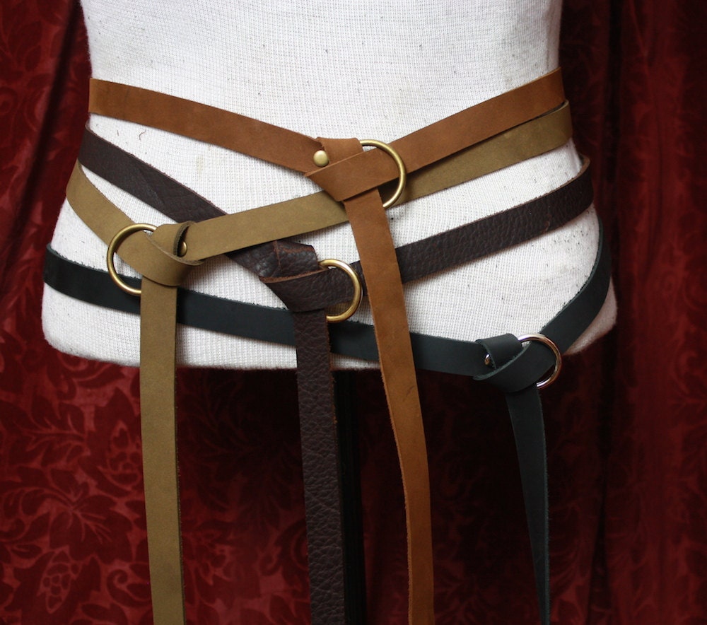 Ceinture médiévale longue et étroite en cuir